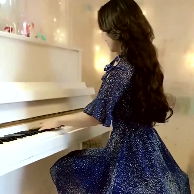 这是谁家的妹子?钢琴弹得真好听,光看侧面就知道是美女!