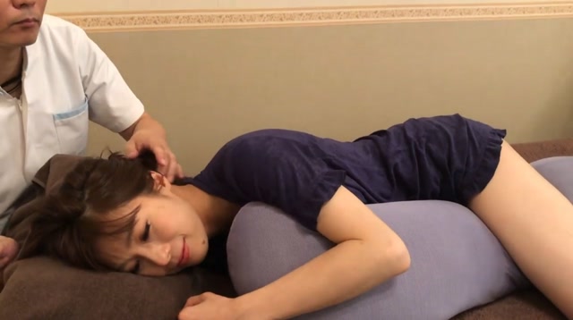 日本美女小姐姐按摩颈椎