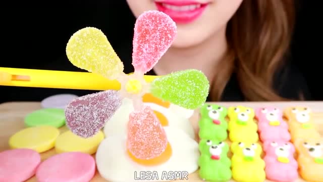 韩国吃播:"风车糖果 煎蛋橡皮软糖",听这咀嚼音,吃货欧尼吃得真馋人