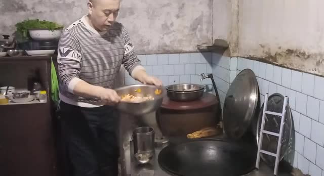 东北人为啥春节吃鸡爪?云哥酱鸡爪说由来,出锅装盘隔着屏幕想吃