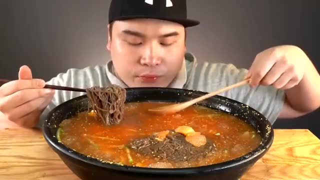 韩国大胃王胖哥哥,吃播荞麦面,看看这吃法,吃得太香了