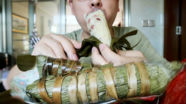 自家包的粽子,料够味足,大口拿着吃,真过瘾!