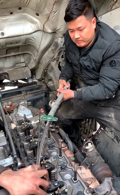 大车修理工现场教学修发电机,紧缸盖螺丝一定要紧匀,一看就是大师傅