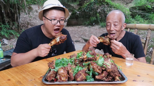 150买10斤猪大骨,做一份"酱大骨"酱香浓郁,大口吃肉真解馋