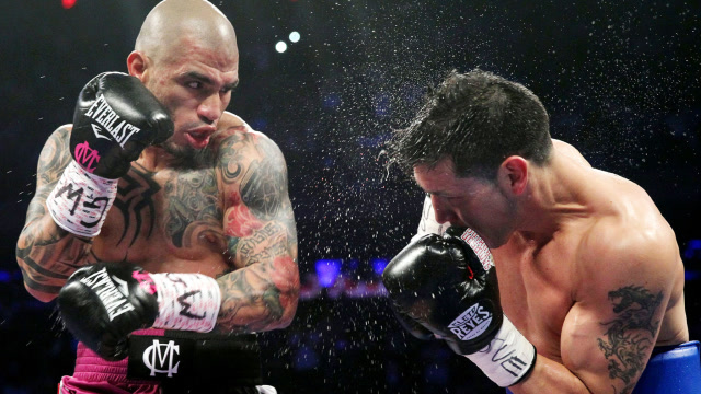 这是拳王马丁内兹输的最惨的一战,被库托击倒四次丢掉金腰带