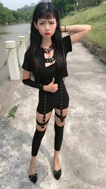 "精神小妹"又来走拍了,这冷漠的表情加上独特的气质,原谅我笑出了声!