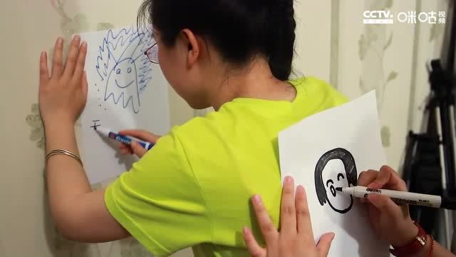 背后画画!这两个人画的有什么关系么?