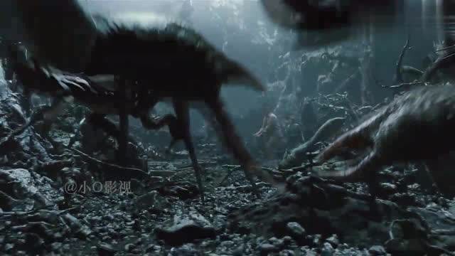 金刚电影惊悚片段,巨型死亡蠕虫活吞壮汉,虫子个个比人大