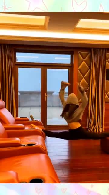 女友在家一字马,给我发来这视频,真想快点结束异地恋