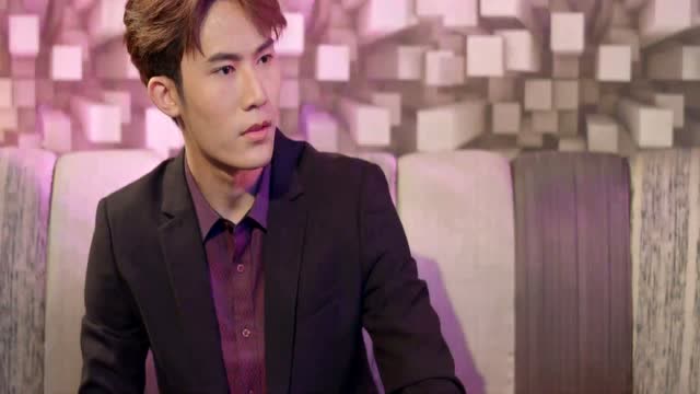 爱在旅途之反转爱情:眼镜男给逸迪支招,一脸得意的笑着