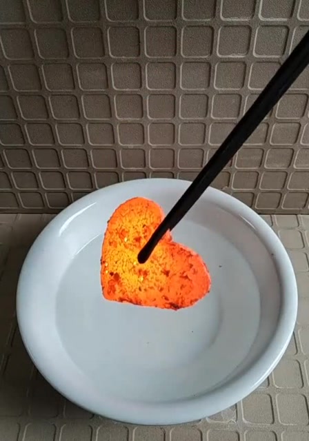 一个烧红的铁块,往水里一放,网友这才是用心烧出来的开水