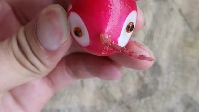 中国厨师的刀工真厉害,一个红萝卜制作的小动物,看着这是太可爱了!