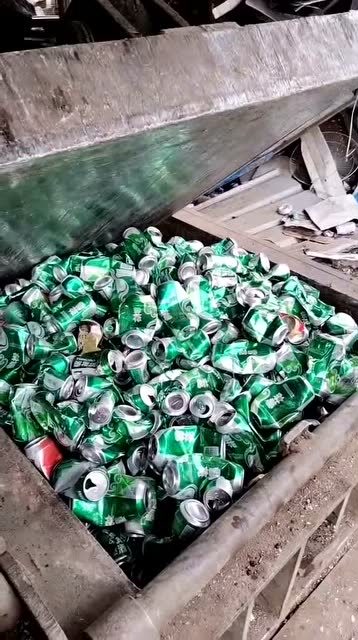 金属压块机作业易拉罐瞬间成铁团密度全靠挤压