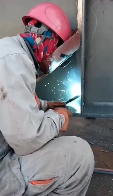 新来的焊工凭技术定工资,看完这师傅干的活,老板一天给八百!