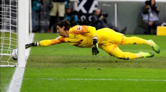 足坛近十年的门将20大经典扑救,这些极限逆天神扑震慑全球