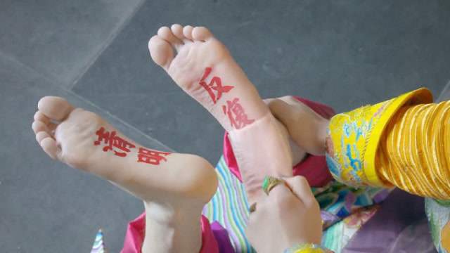 小宝脚底刻字遭发现,清明扫墓变成反清复明,原来脚底有这遮盖