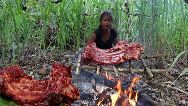 女孩野外制作烤羊排,抹上秘制辣椒酱,让人收不住口水!