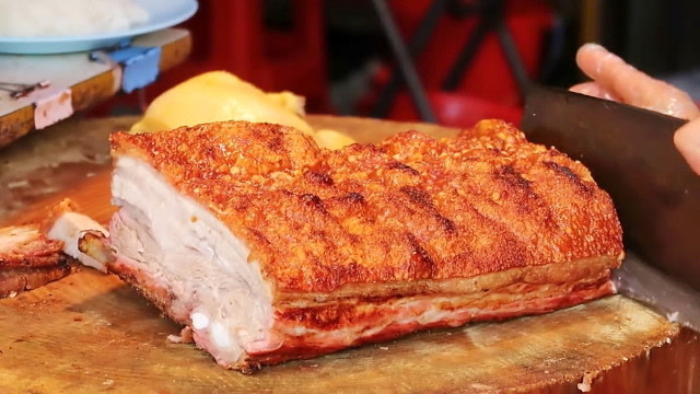 切烧猪脆皮的声音,最是动听,尽显酥脆松化