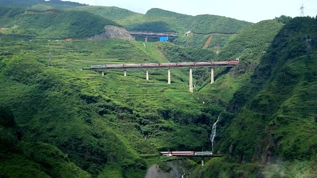 中国铁路奇观!内昆线3层铁路,火车连续折返跑才能爬上山
