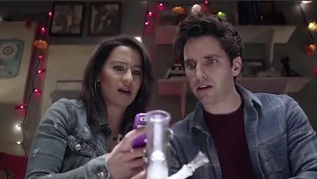 兄妹捡到一个烟壶,不料点燃后竟穿越到未来,这个世界超出兄妹想象