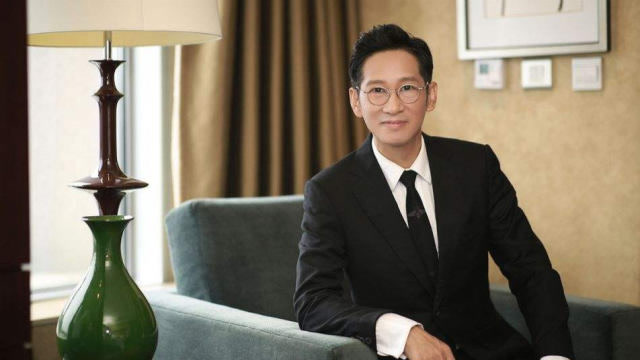 王源的父亲王劲松,居然是娱乐圈打拼多年不争不抢的艺术家,网友-太