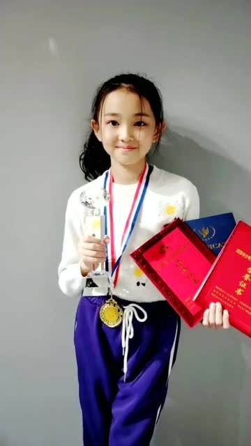 宋小睿小小年纪又获奖了,她领完奖的样子,笑得真开心!