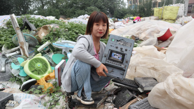 姑娘废品站捡漏,满堆的家电都是老物件,有的甚至都没见过