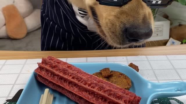 不知道给狗子吃什么了,就吃战斧牛排吧.