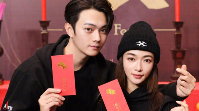 许凯吴谨言再合体甜蜜十足,穿黑色情侣装吴谨言少女感十足