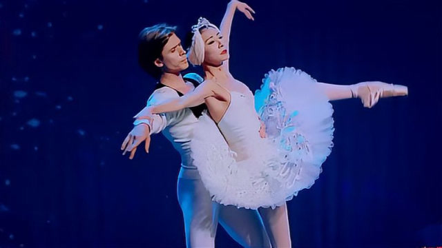 芭蕾皇后谭元元,演绎经典《天鹅湖》,优雅气质看呆汪涵!