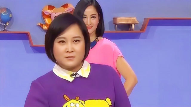 贾玲瞿颖同台走秀,上演女神和女汉子,给台下观众乐个不停!