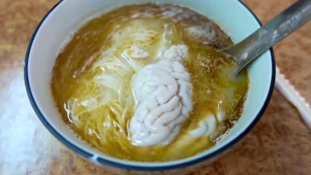 在这个寒冷的冬天,简简单单来一碗热气腾腾的猪脑面,一个字:绝!