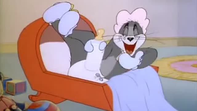 猫和老鼠:汤姆被主人扮成小宝宝的样子,还穿着纸尿裤喝着奶奶