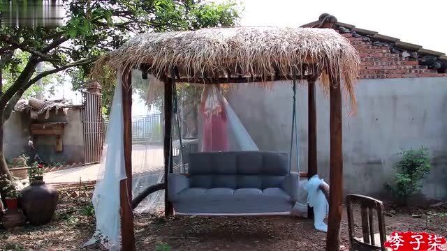 李子柒给自己做了一个秋千,挂上纱幔,趴在里面看书