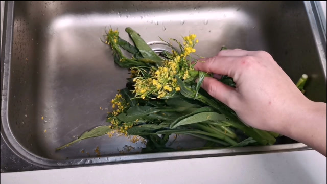 洗菜心时,小黄花要摘掉吗?老菜农给了建议,以后别乱吃了