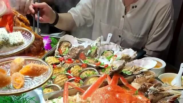 老板请大家来饭店吃饭,桌子上全都是各种各样的海鲜,铁公鸡终于下血本