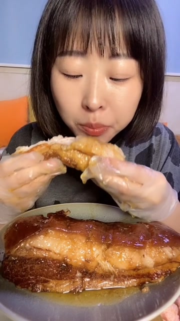 美食吃播:大口吃肉 真香啊