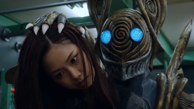 泽塔奥特曼:洋子被外星人附体!诡异行走吓坏结花!