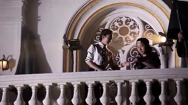 《胭脂》花絮:赵丽颖拿枪摆poss拍照,把大枪换成小枪