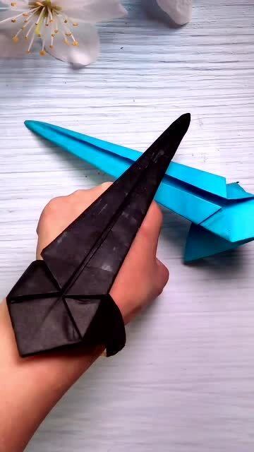 用a4折折一把酷酷的袖剑藏在袖子里面可以当暗器太酷了