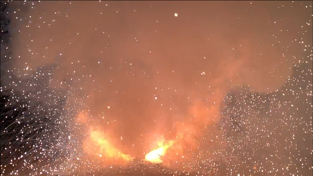 将"满地珍珠烟花粉"和"小强"放玻璃缸中,点燃后,会怎么样?