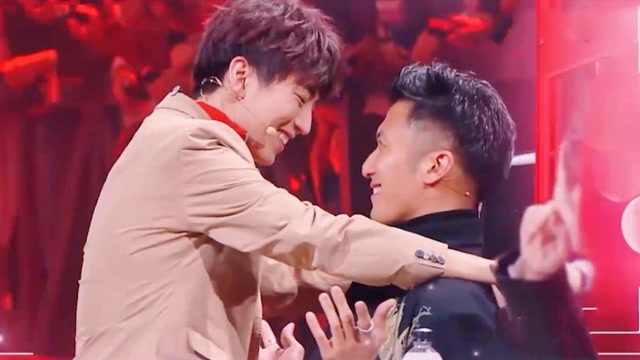 王俊凯被要求示范壁咚,直言:表演系最不怕表演!明星壁咚合集