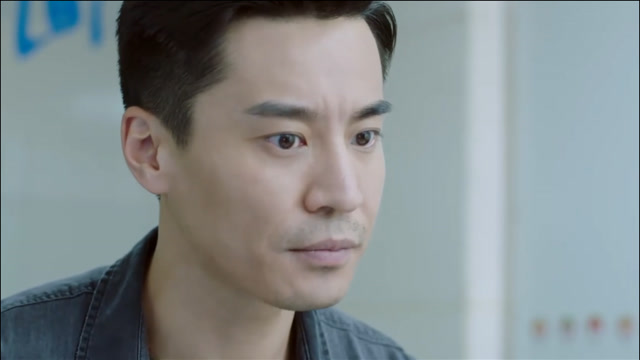 谍海追踪:队长的病情逐渐恶化,医生劝他尽早做手术,无奈只能听从