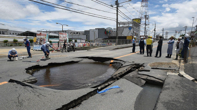 神戶大地震現場,出現大面積地面陷落,有的地區冒出10米寬水幕