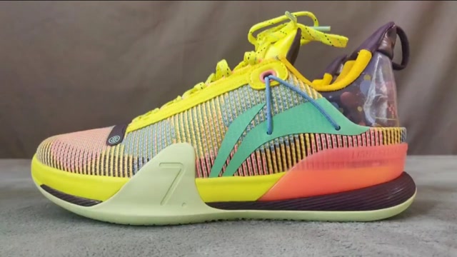 李宁闪击7圣诞配色上脚!