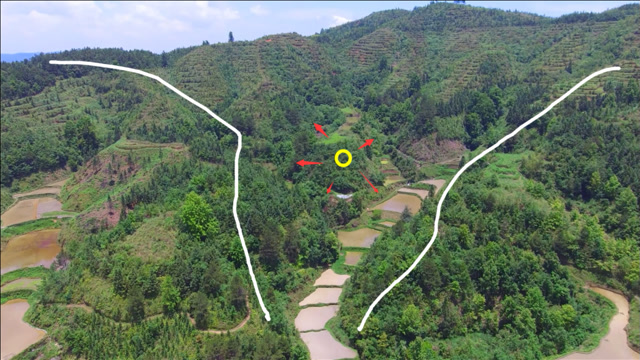 此地为少见的横龙结穴,两条龙脉环绕正穴,有天然穴位的风水宝地