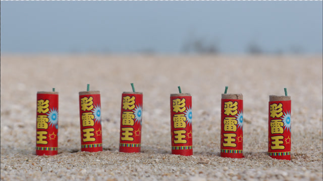 将小强直接粘在彩雷王上点燃后会发生什么呢