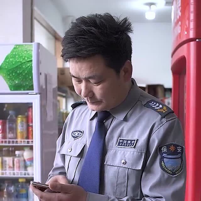 保安帮超市老板看店,刚好美女来买烟,便宜卖她还不同意