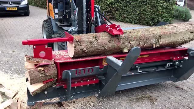 德国大叔发明省力劈柴机,设备相当先进,效率更是一绝