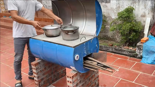 邻居不要的铁桶,我捡回家改装成柴火灶,工艺简单但很实用